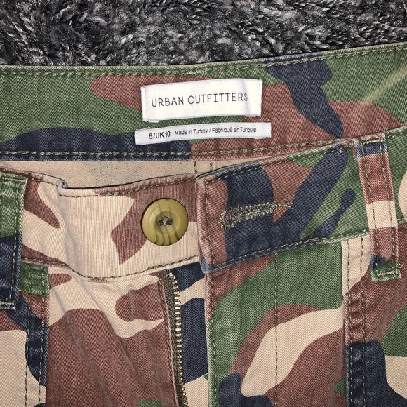 Urban outfitters camo cargo pants - Picture 2 of 4